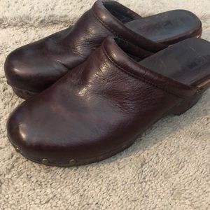 Woman’s 8 Brown Leather Frye Clogs